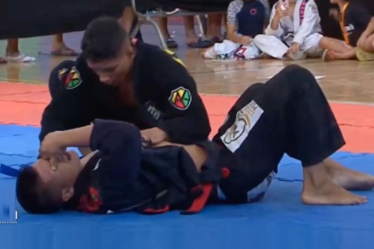 KRAK! Jiu Jitsu expert (15) breekt arm tegenstander in wedstrijd | video