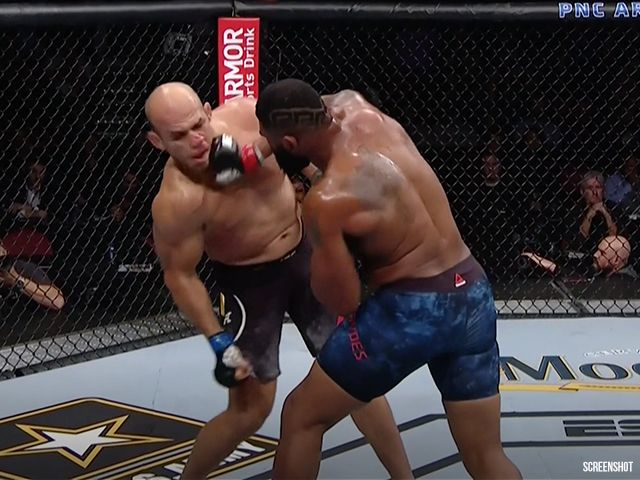 UFC KNOCK-OUT VIDEO: Curtis Blaydes slamt Junior dos Santos
