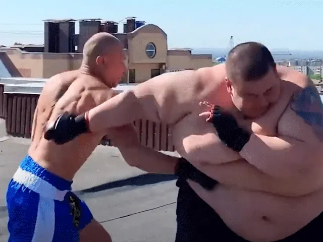 ? | Mager ventje en oversized blogger beuken er op los (video)