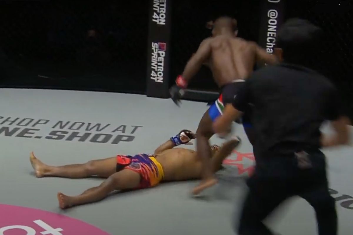 Zieke knock-out: MMA-vechter schakelt tegenstander razendsnel uit (video)