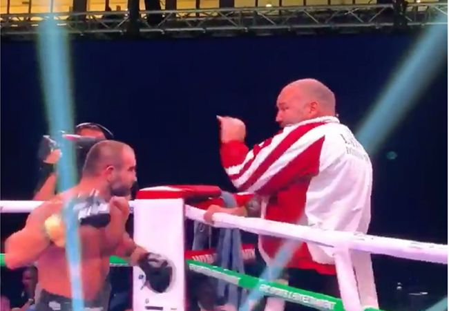 VIDEO: 'Bokser op de vuist met zijn trainer na verlies in de ring'