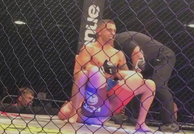 Video: MMA-vechter gebruikt de WWE pro-wrestling Boston Crab Techniek