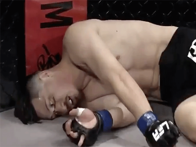 DODELIJKE KNIE: Bittere nasmaak aan MMA-debuut vechter (video)