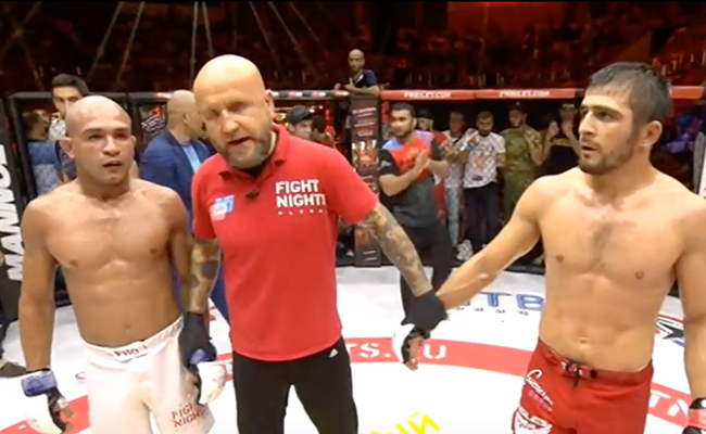 Boos publiek smijt met flessen: MMA vechter Diego Brandao loopt kwaad de ring uit!
