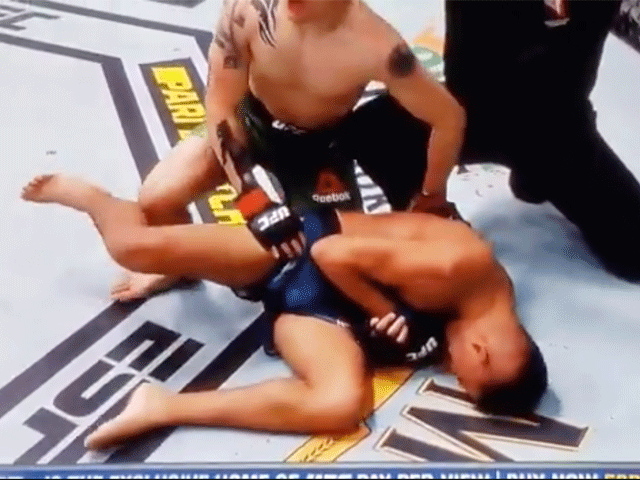 TAAIE RAKKER: MMA-vechter vecht zijn schouder uit de kom (video)