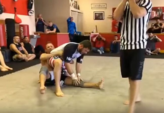 AUW: Geluid brekende knie in MMA-gevecht gaat door merg en been (video)