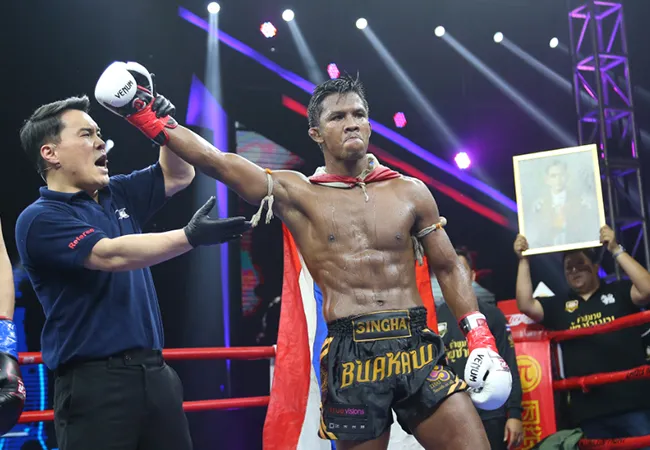 Buakaw Banchamek verslaat Marouan Toutouh door knock out op Kunlun Fight 67!