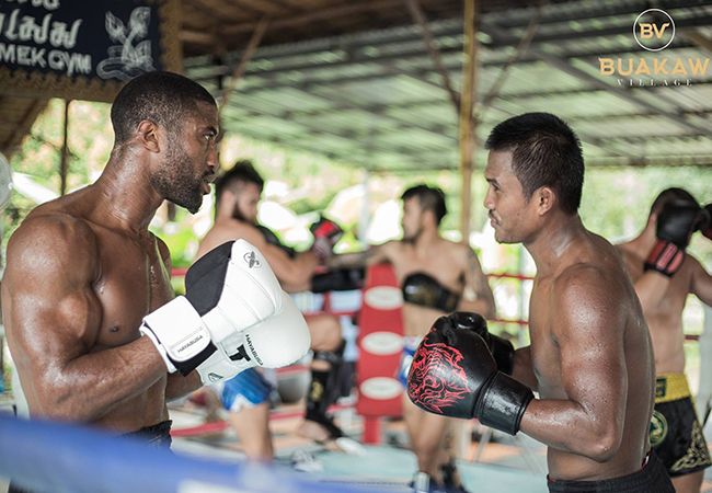 Muay Thai legende Buakaw Banchamek schiet GLORY kickbokser te hulp