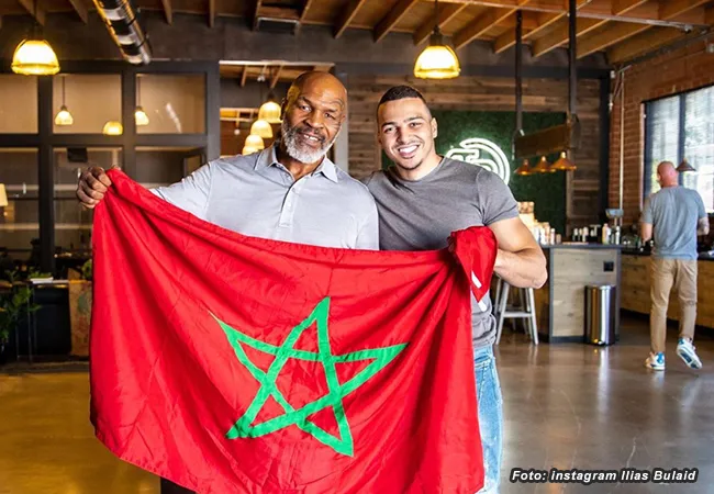 Legende Mike Tyson leert Ilias Bulaid een rondje boksen (video)