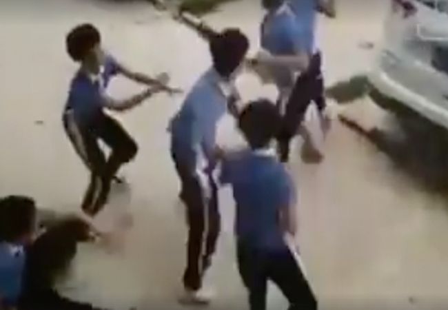 VIDEO: Schooljongen slaat vijf aanvallers van zich af met Kung Fu!
