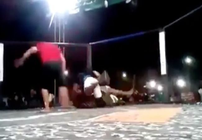 VIDEO: Scheidsrechter stopt MMA gevecht niet, team springt in de kooi!