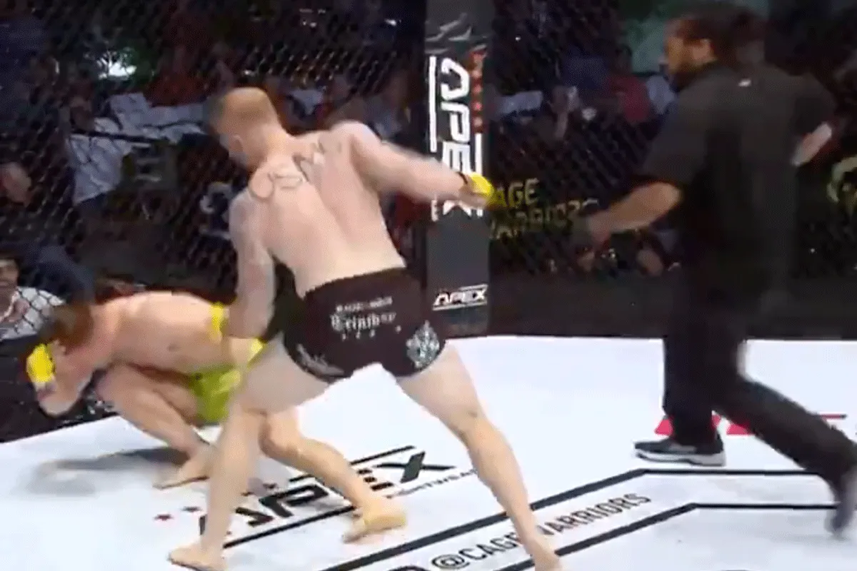 Video: Bloederig Cage Warriors MMA-gevecht gestaakt