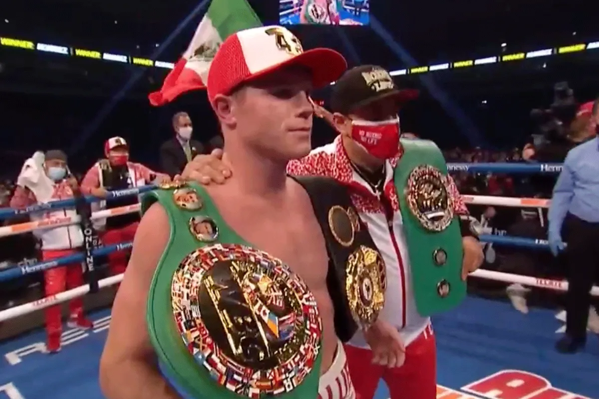 Canelo Alvarez pakt nog een wereldtitel met verslaan Callum Smith (video)
