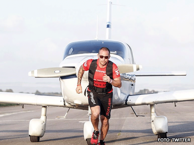 Kickbokskampioen trekt vliegtuig in loodzware marathon