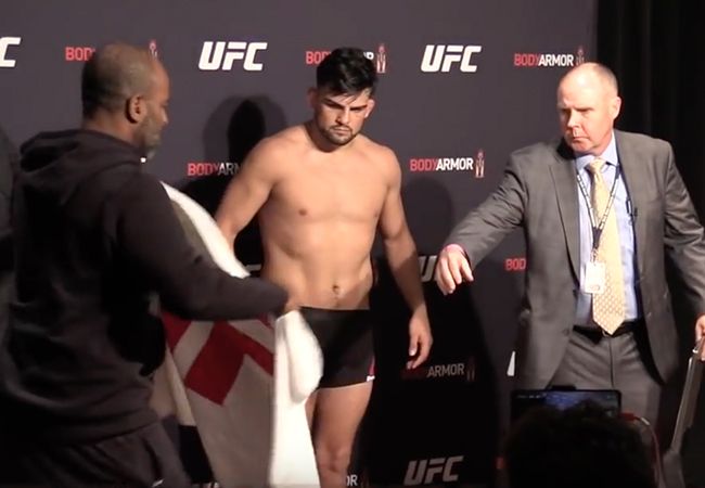 UFC-vechter speelt vals bij weging (video)