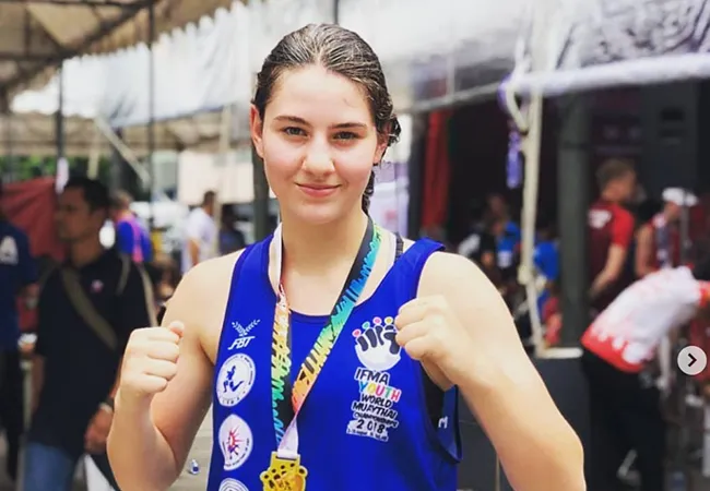 Ceyda Toprak pakt goud tijdens de Muay Thai Wereldkampioenschappen in Bangkok