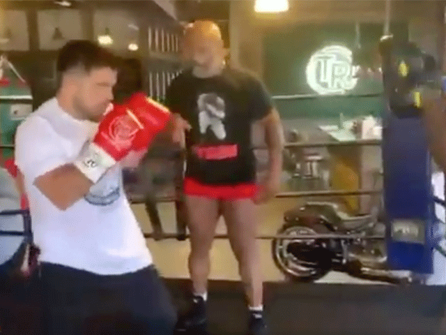 Mike Tyson geeft UFC Kampioen Henry Cejudo bokslesje (video)