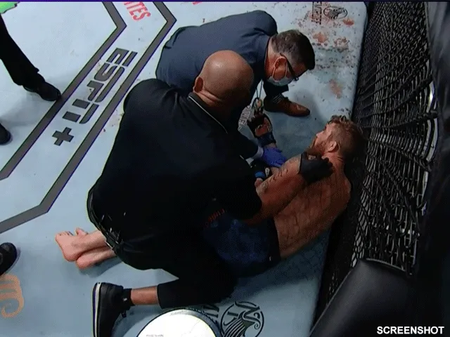 SUPERSNELLE KNOCK-OUT: UFC vechter ramt tegenstander omver