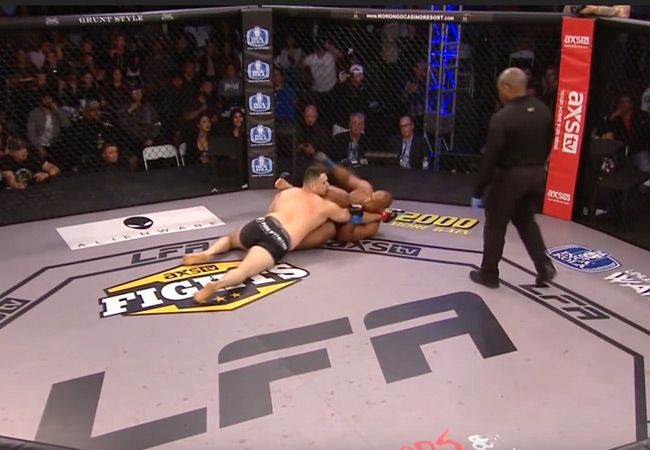 VIDEO: Respectloze actie van MMA vechter heeft grote gevolgen!