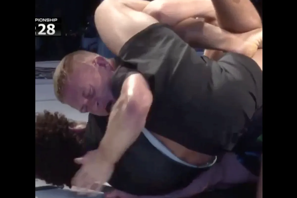 Toptalent weet via zeldzame techniek de Jiu-jitsu wereldtitel te winnen (video)