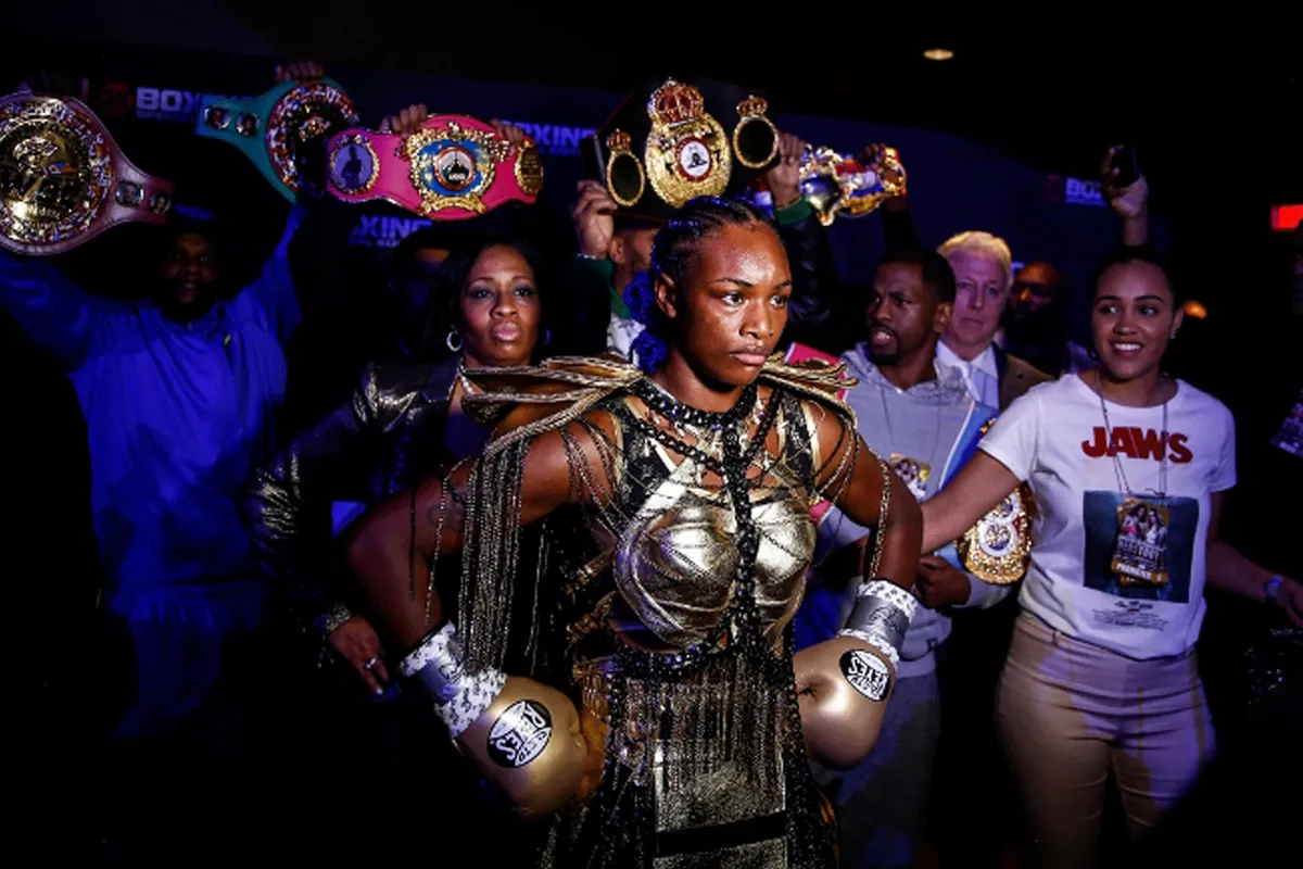 Bokskoningin Claressa Shields: 'MMA-fans moeten buigen en mijn voeten kussen'