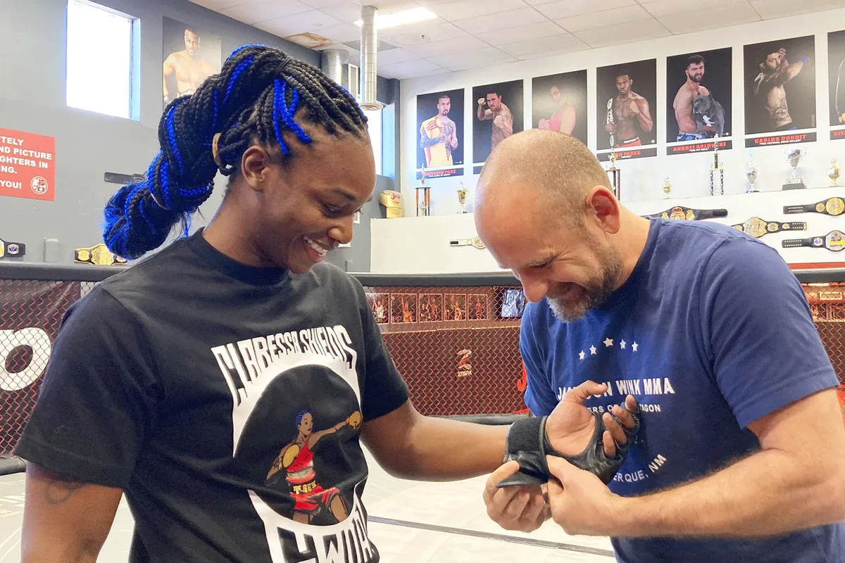 Bokskoningin Claressa Shields zet tegenstanders op scherp, toont MMA-skills (video)