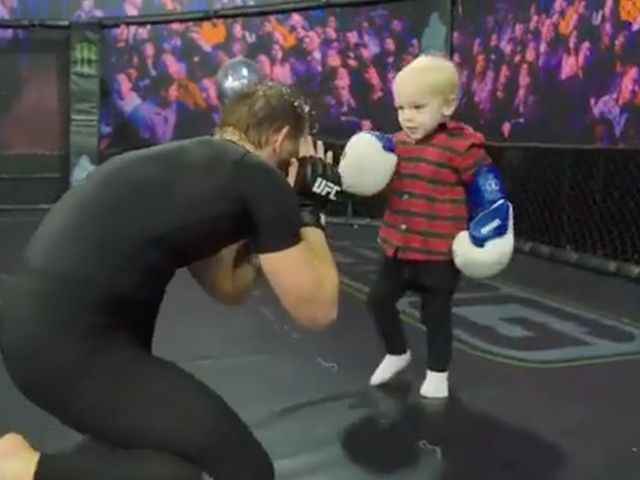 UFC kampioen Conor McGregor krijgt pak slaag van peuter (video)