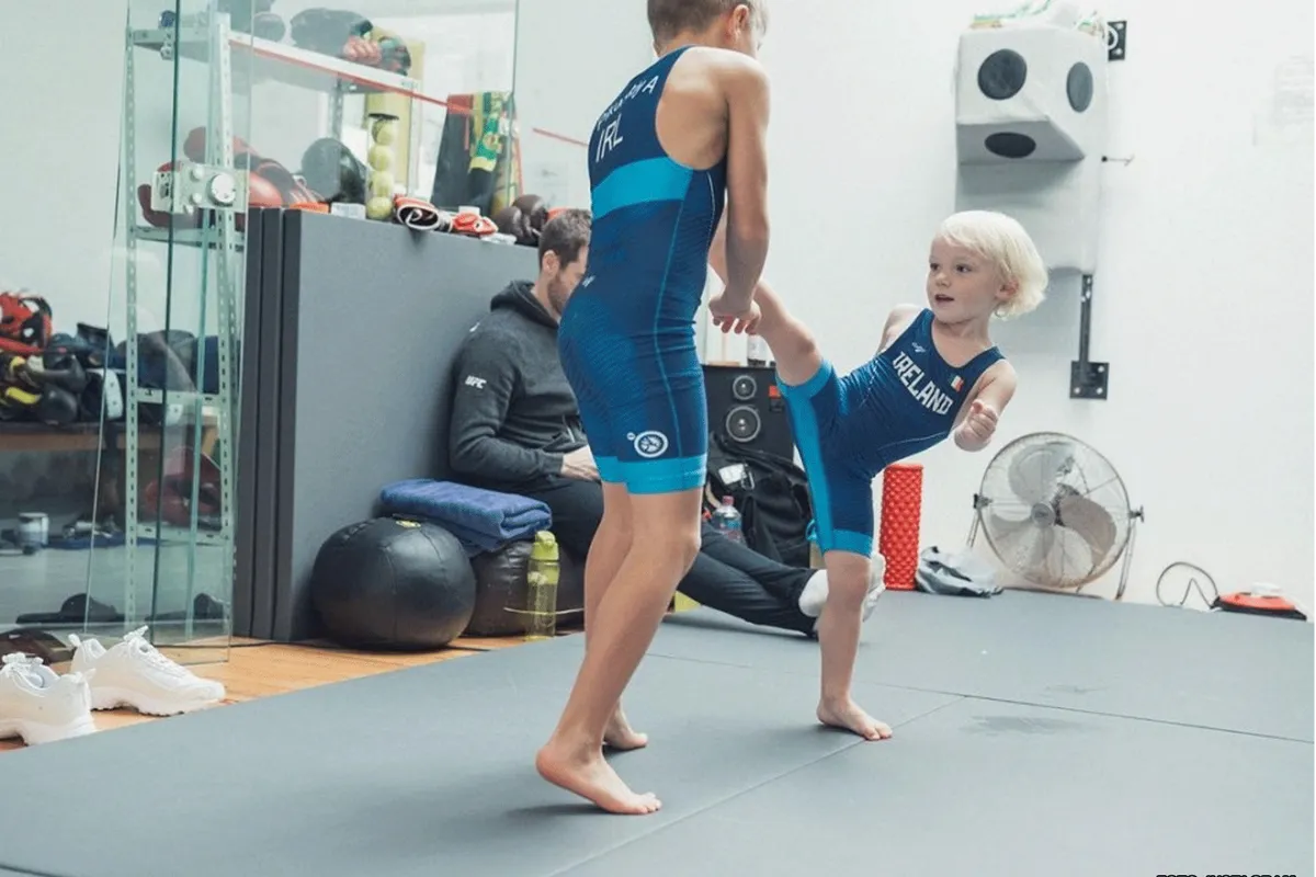 3-jarig zoontje UFC-legende Conor McGregor toont vecht skills