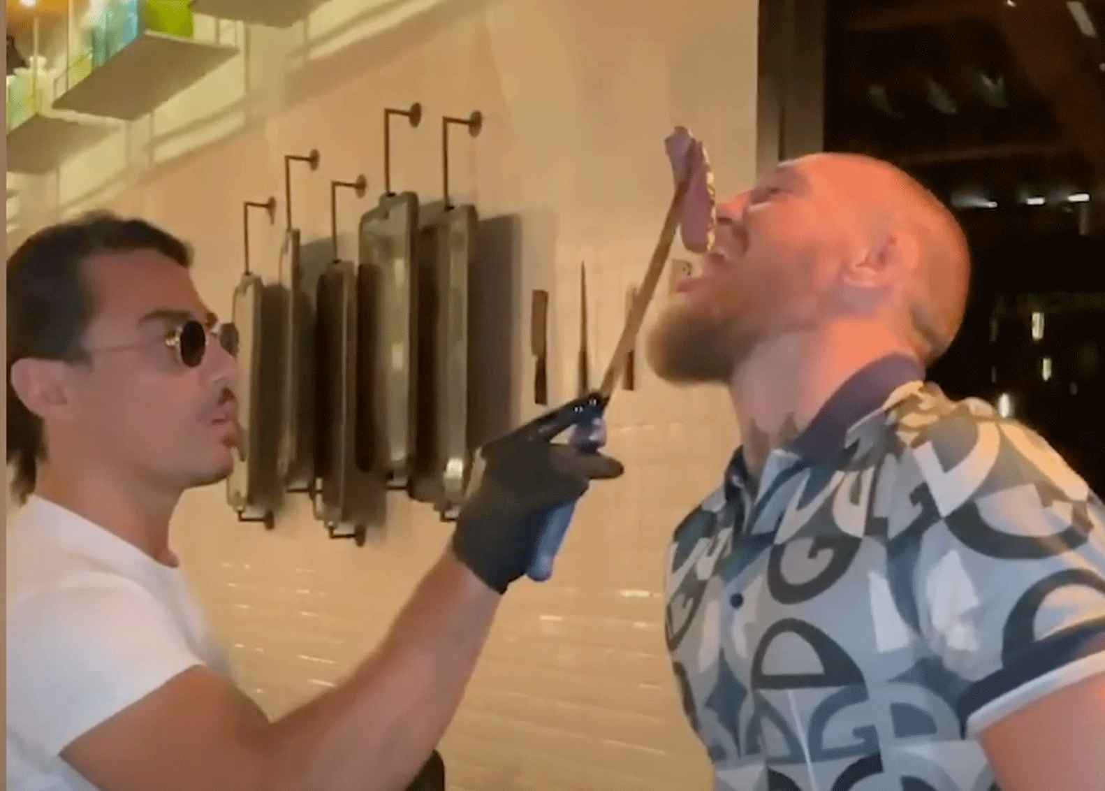 $1.000: Bekende kok zet mes in vlees UFC-ster McGregor (video)