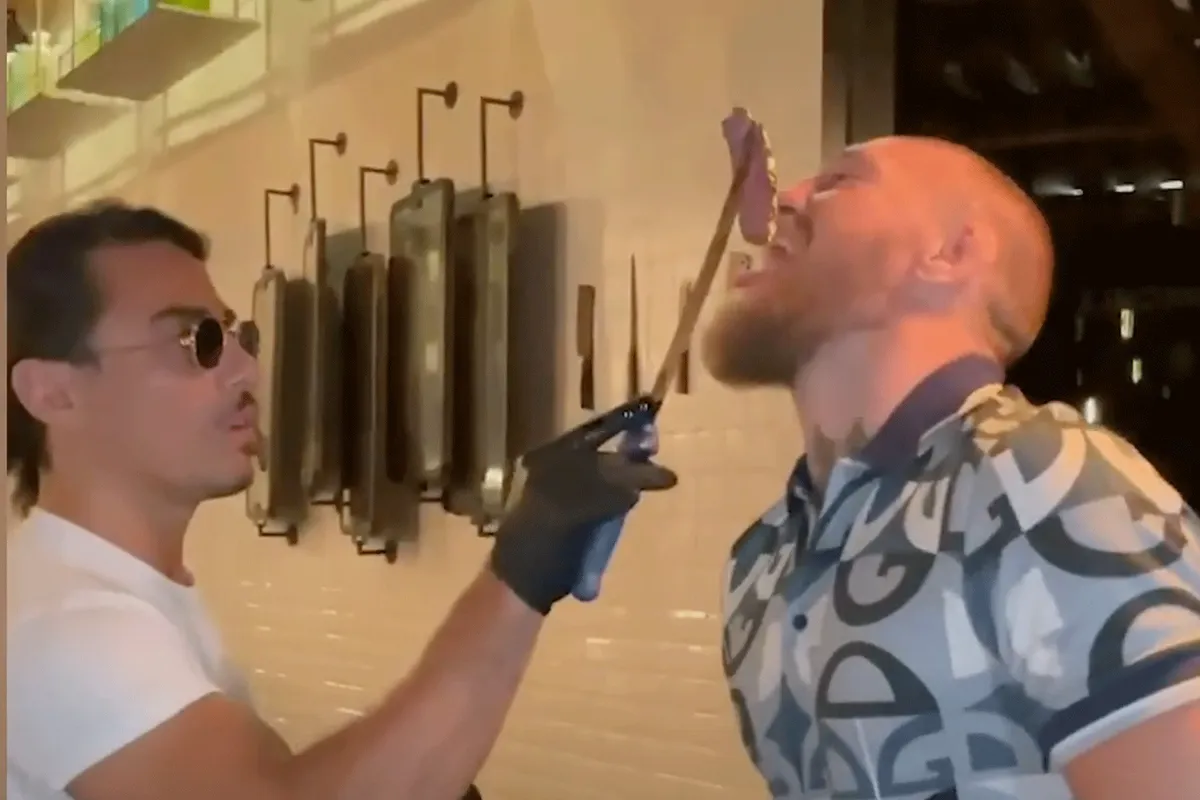 $1.000: Bekende kok zet mes in vlees UFC-ster McGregor (video)