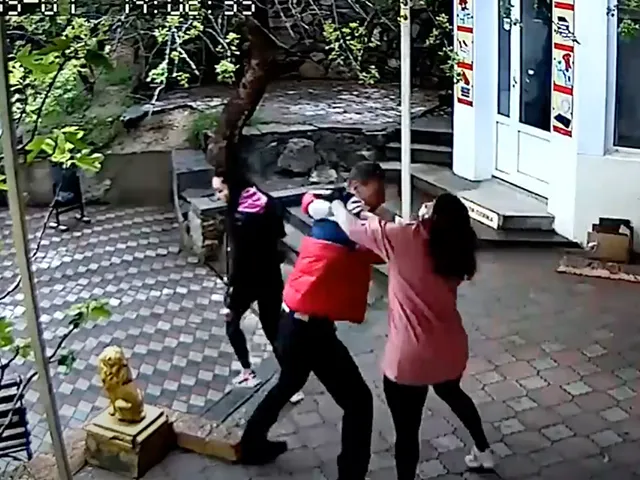 ?  | CORONA GEWELD: Vechtsport trainer ramt winkel eigenaresse in elkaar