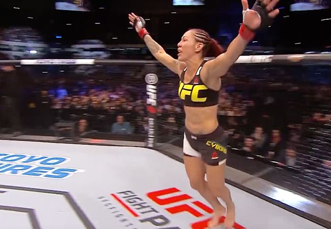 UFC 214: Cris Cyborg verslaat Tonya Evinger en wint kampioenstitel