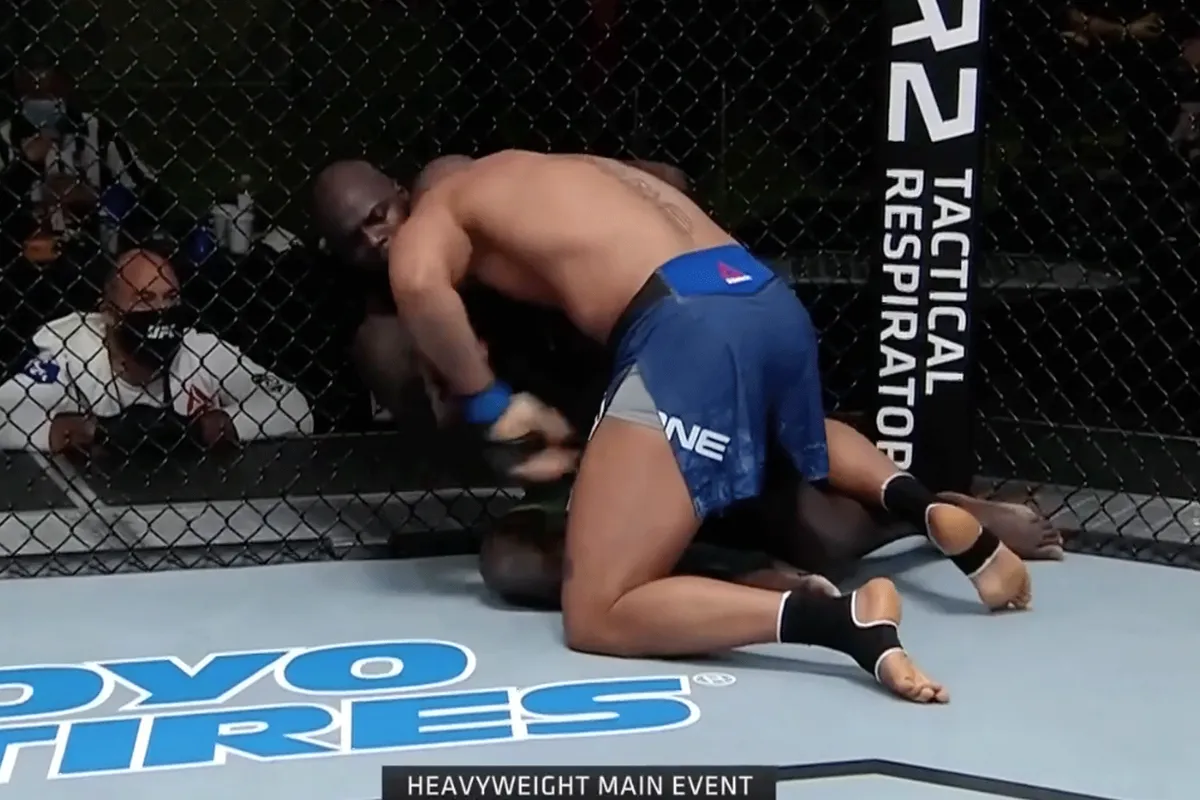 Gane vecht zich langs Rozenstruik in saaie UFC-headliner (video)