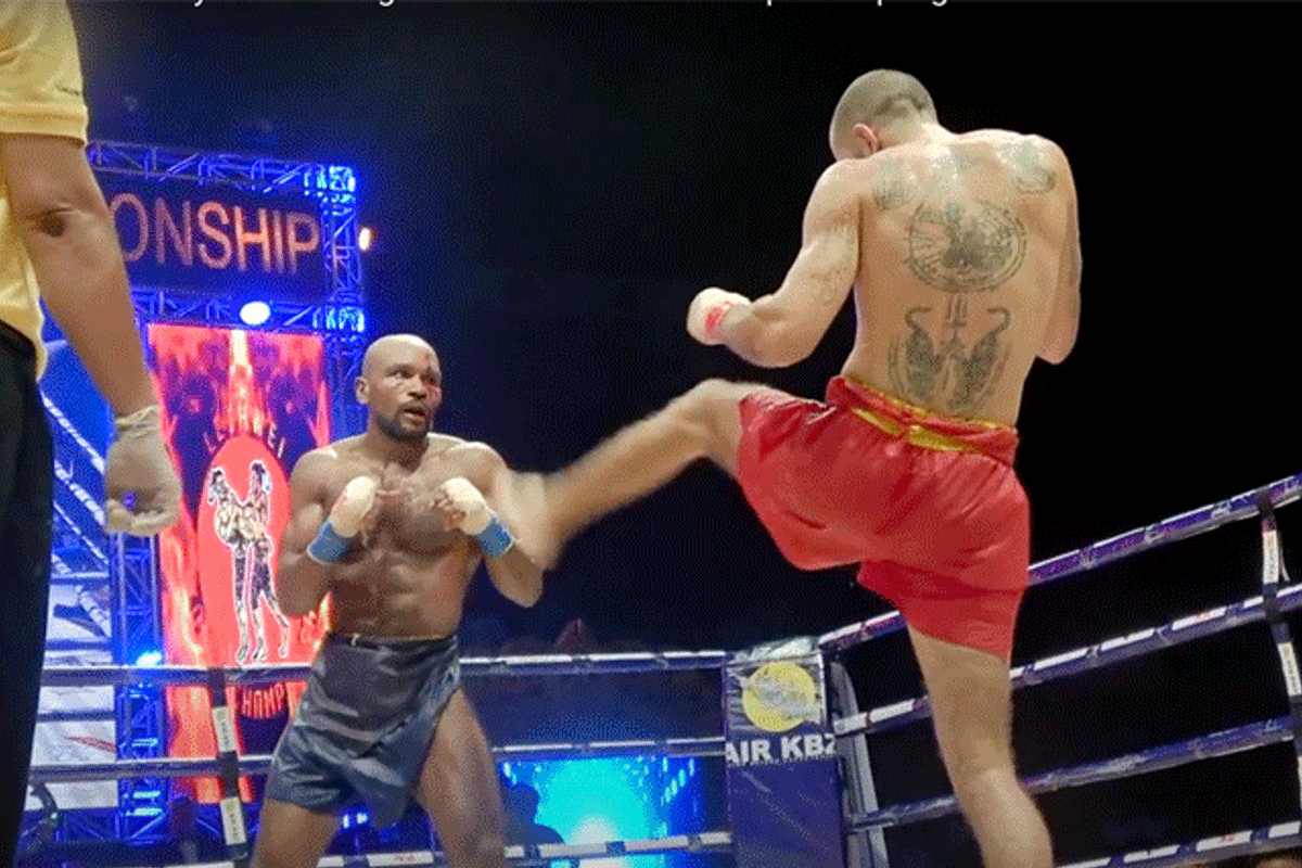 BOZE REACTIES: Blote vuist bokser sloopt tegenstander in brute knokpartij