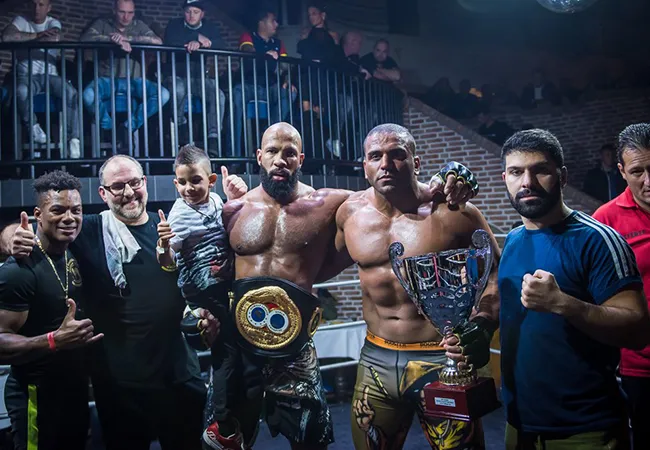 Deji 'Mad Dog' Kalejaiye pakt wereldtitel MMA