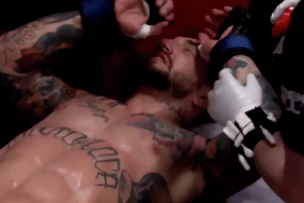 ??| AUW: Vechter trapt kuit rivaal finaal aan gort