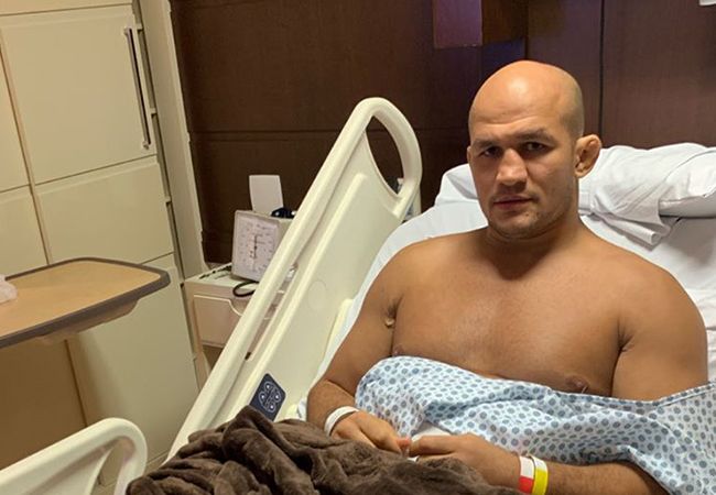 UFC-vechter Dos Santos deelt foto van horror infectie (beelden)