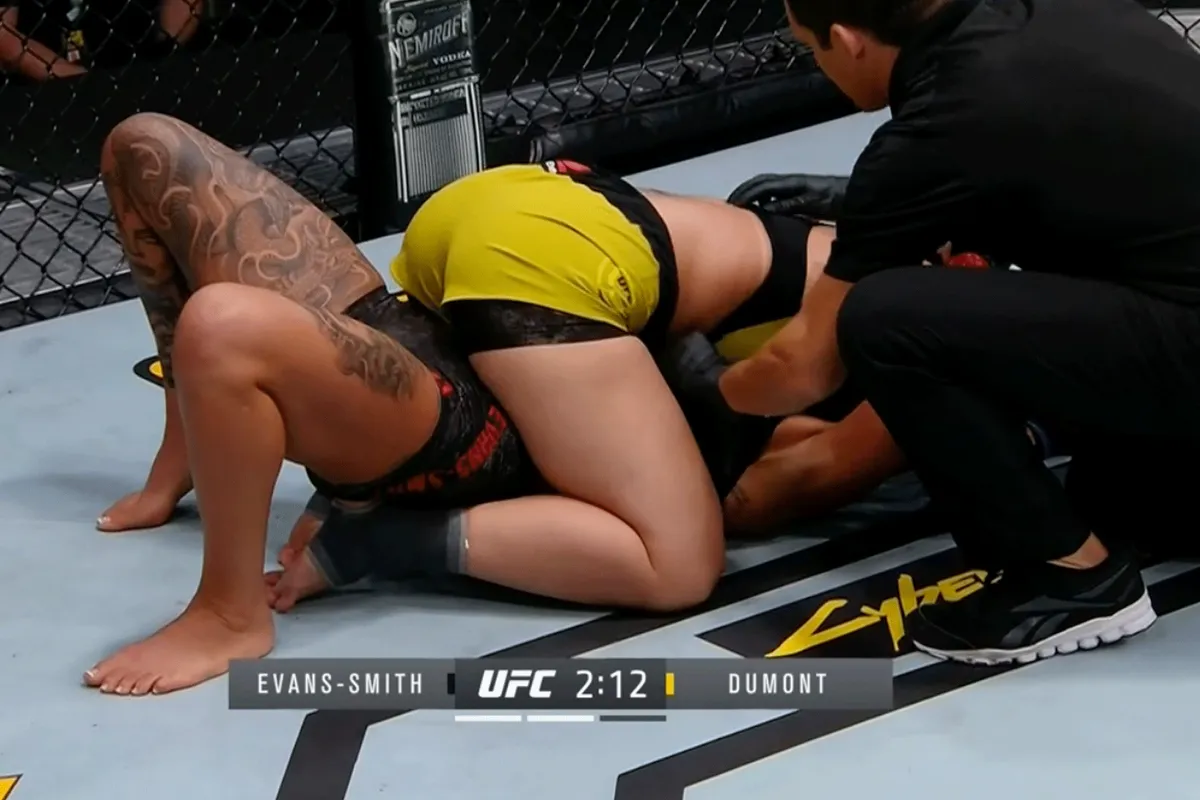 Borsten floepen uit beha MMA-vechtster: Scheidsrechter helpt een handje (video)