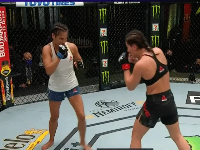 ? | VALS SPEL: UFC vechter Cynthia Calvillo beschuldigt Jessica Eye