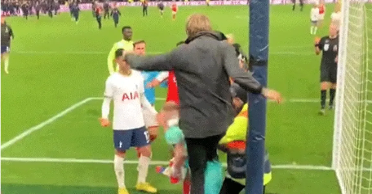 Fan deelt karatetrap uit aan voetbalkeeper! 'Geef hem stadionverbod'