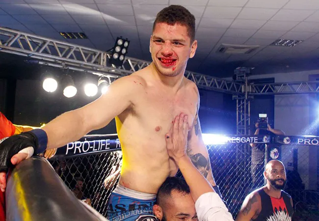 MMA fan bezoekt gala en eindigt als winnaar van de weltergewicht titel!