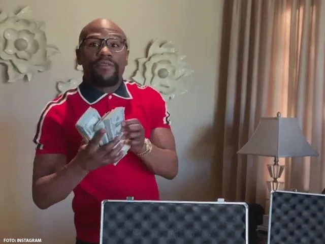 OPSCHEPPEN: Bokslegende Floyd Mayweather toont rijkdom