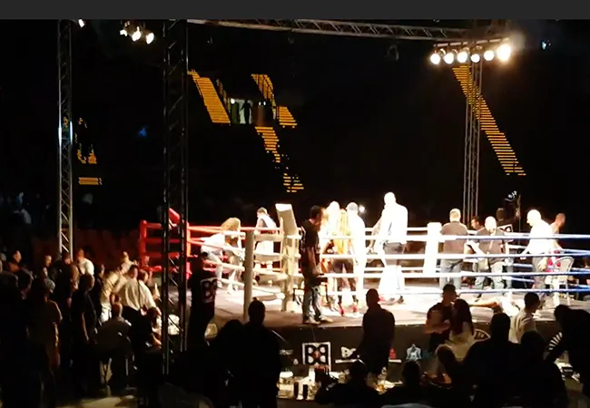 VIDEO | Voetbal Hooligans verpesten kickboks gala!