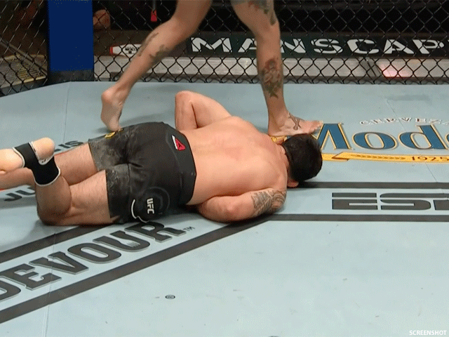 KNOCK-OUT OP DE BEL: UFC-vechter laat tegenstander slapen