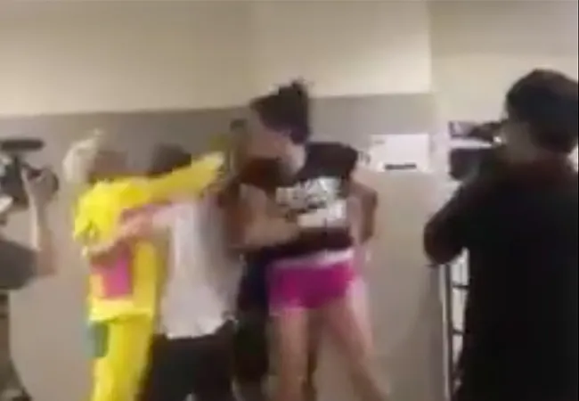 Video: MMA vechters Gabi Garcia en Kandori Shinobu backstage op de vuist