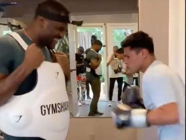 Mager boksertje ramt in op UFC-reus Francis Ngannou