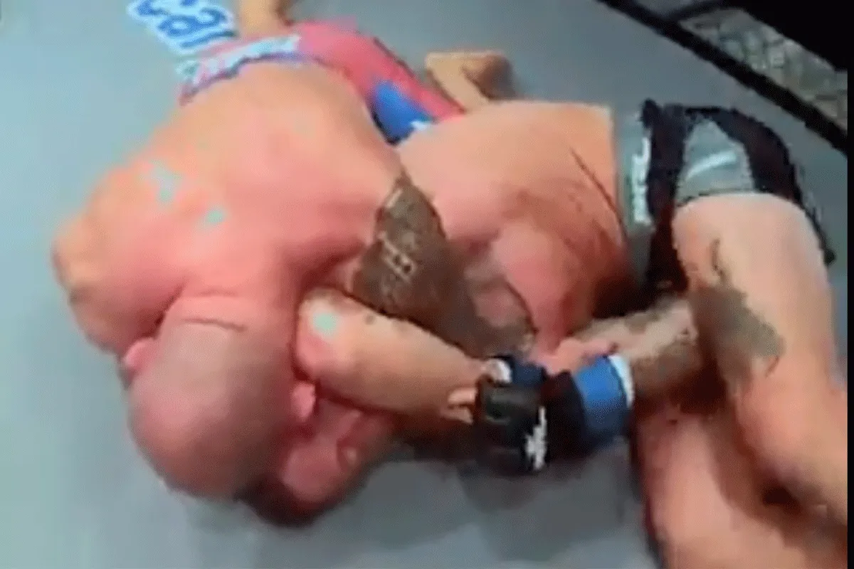 Scheids let niet op! MMA'er wurgt rivaal levenloos in 1ste ronde