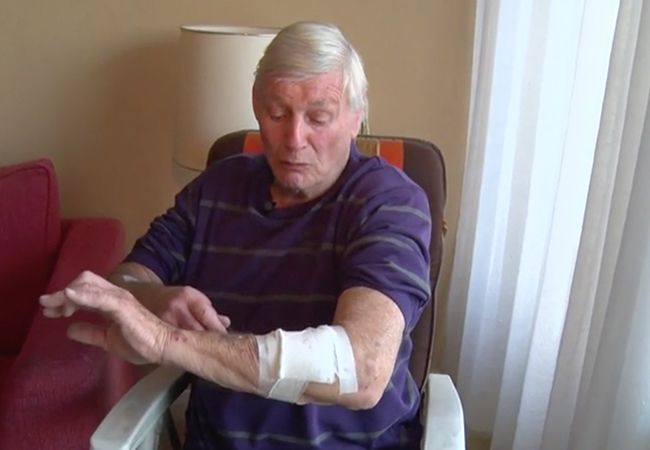 84-jarig oud-worstelkampioen verjaagd indringer: 'Ik liet hem alle hoeken zien'