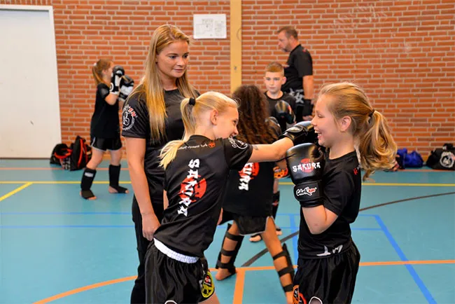 Leden dojo Sakura in de ban van Kickboks en MMA talent Mellony Geugjes