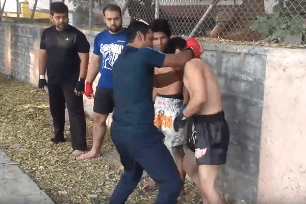 Video: De manier waarop je "nooit" Muay Thai (of andere krijgskunst) moet trainen!